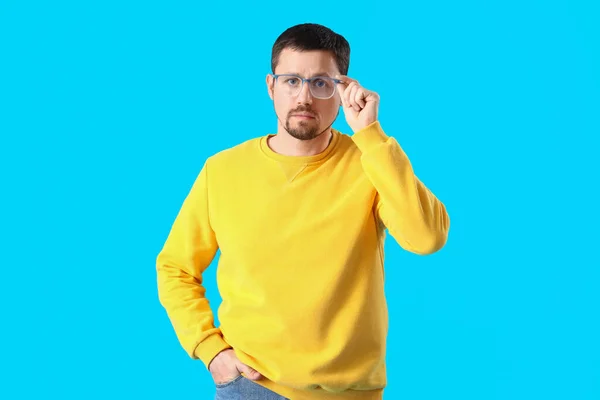 Stilig Man Snygga Glasögon Blå Bakgrund — Stockfoto