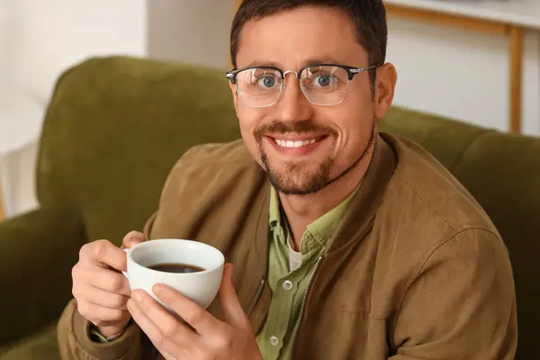 Homem Bonito Óculos Elegantes Com Xícara Café Casa Close — Fotografia de Stock