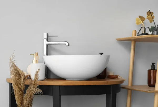 Waschbecken Und Badezubehör Auf Dem Tisch Badezimmer — Stockfoto