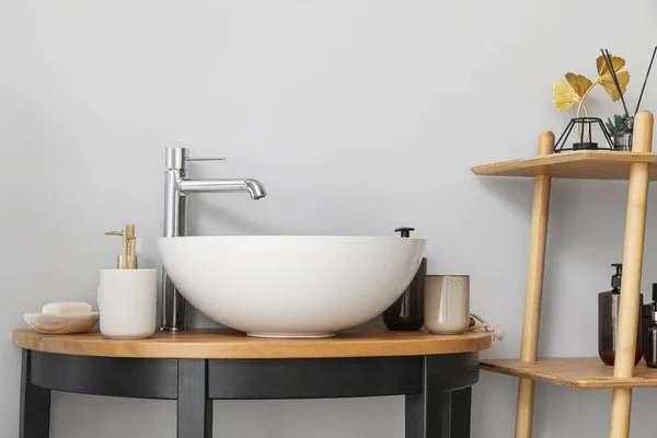 Sink Mangkuk Dan Aksesoris Mandi Atas Meja Kamar Mandi Closeup — Stok Foto