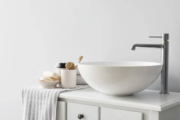 Waschbecken Und Badezubehör Auf Dem Tisch Hellen Badezimmer — Stockfoto