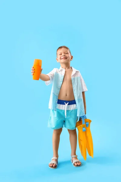 Menino Com Garrafa Creme Protetor Solar Nadadeiras Fundo Azul — Fotografia de Stock