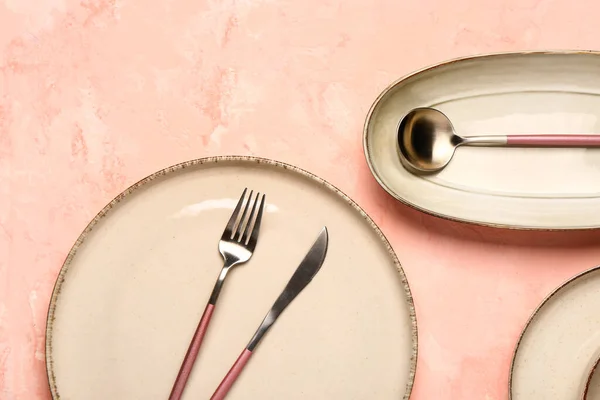 Saubere Teller Und Besteck Auf Rosa Tisch — Stockfoto