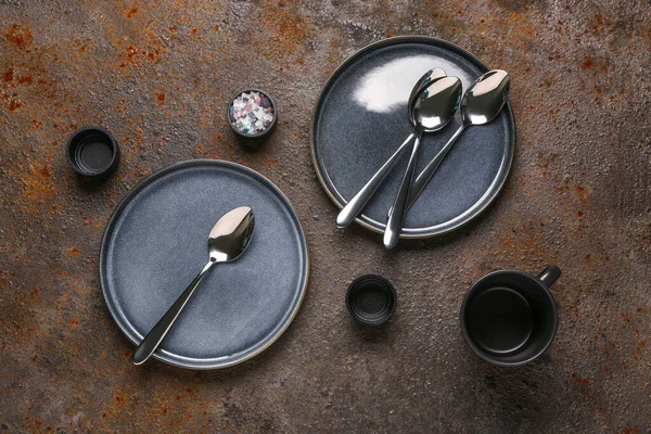 Teller Tasse Salz Und Löffel Auf Braunem Grunge Tisch Reinigen — Stockfoto