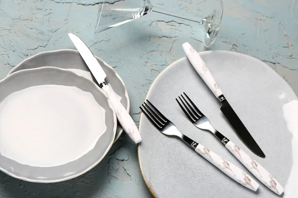 Clean Plates Set Cutlery Grey Grunge Table — Stock Photo, Image
