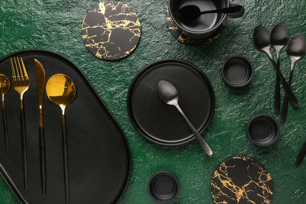Yeşil Grunge Masasında Temiz Tabak Fincan Altın Çatal Bıçak Takımı — Stok fotoğraf
