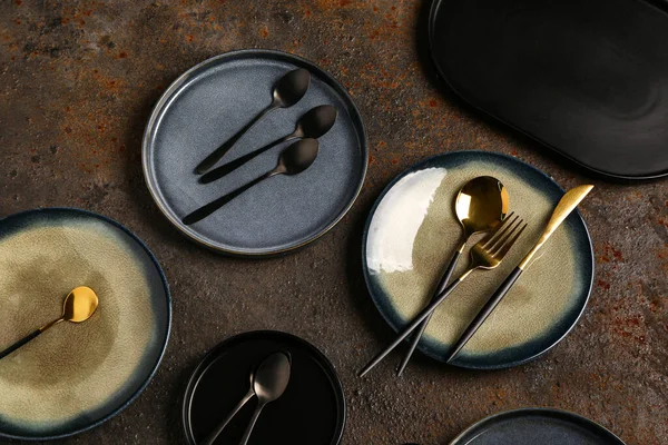 Καθαρίστε Πιάτα Σετ Μαχαιροπήρουνα Καφέ Τραπέζι Grunge — Φωτογραφία Αρχείου