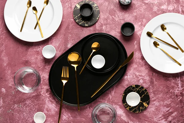 Καθαρίστε Πιάτα Σετ Από Χρυσά Μαχαιροπίρουνα Σκούρο Ροζ Τραπέζι — Φωτογραφία Αρχείου