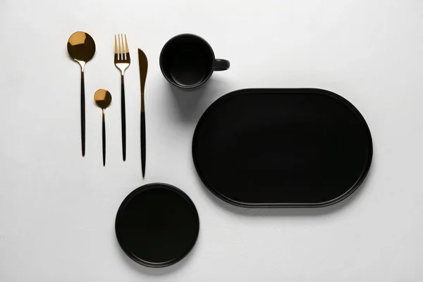 Καθαρά Πιάτα Κύπελλο Και Χρυσά Μαχαιροπίρουνα Γκρι Τραπέζι — Φωτογραφία Αρχείου