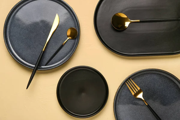 Clean Black Plates Golden Cutlery Yellow Table — Stock Photo, Image