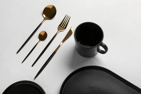 灰色桌子上的干净盘子 杯子和金色餐具 — 图库照片