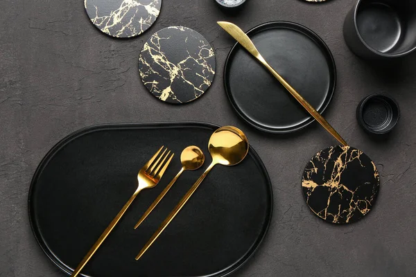 Καθαρά Πιάτα Σουβέρ Και Χρυσά Μαχαιροπίρουνα Μαύρο Τραπέζι Grunge — Φωτογραφία Αρχείου