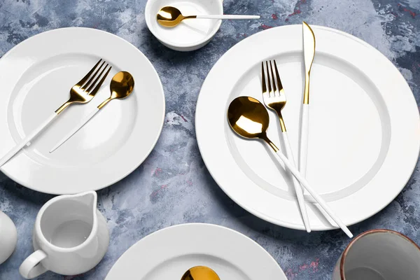 Clean Plates Set Golden Cutlery Blue Grunge Table — Stock Photo, Image
