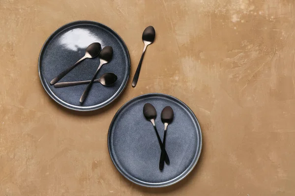 Clean Plates Set Spoons Brown Table — Stock Photo, Image