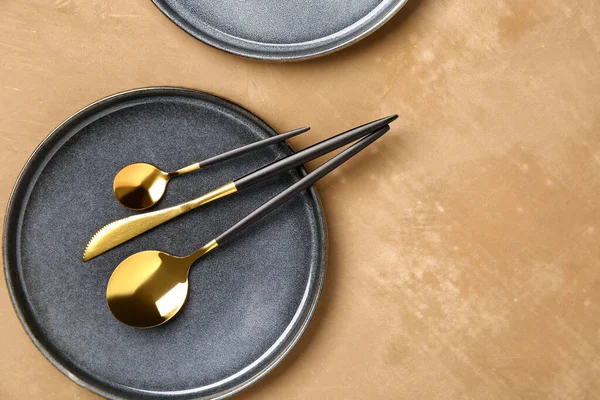 Kahverengi Masada Altın Çatal Bıçak Takımı Olan Temiz Tabaklar — Stok fotoğraf