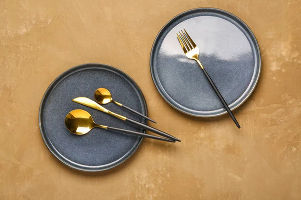 Clean Plates Set Golden Cutlery Brown Table — Stock Photo, Image