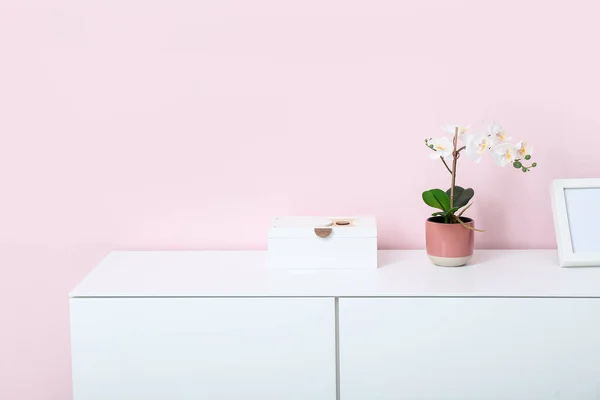 White Chest Drawers Orchid Flower Blank Picture Pink Wall Room — Stock Photo, Image