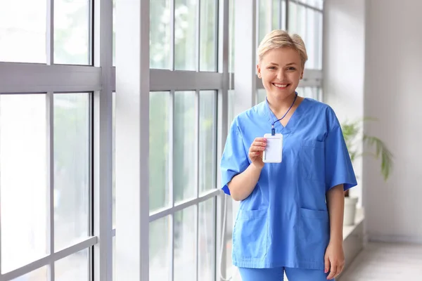 Vrouwelijke Medische Stagiaire Met Badge Kliniek — Stockfoto