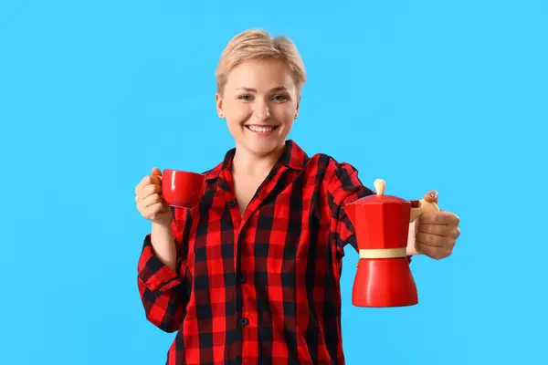 Jonge Vrouw Pyjama Met Kopje Koffiezetapparaat Blauwe Achtergrond — Stockfoto