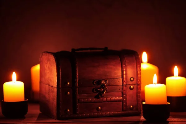 Caja Decorativa Con Velas Encendidas Sobre Fondo Oscuro — Foto de Stock