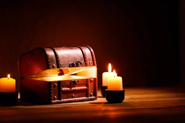Dekorative Schachtel Mit Brennenden Kerzen Auf Dunklem Hintergrund — Stockfoto