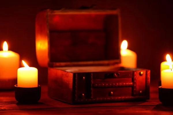 暗い背景に燃えるろうそくの装飾箱 — ストック写真