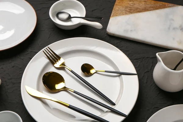 桌子摆设 有干净的盘子 餐具和黑色背景的水壶 — 图库照片