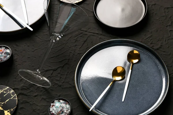 Teller Löffel Und Glas Auf Schwarzem Tisch Reinigen — Stockfoto