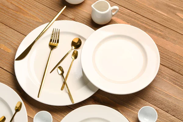 Clean Plates Golden Cutlery Pitchers Wooden Table — Stock Photo, Image