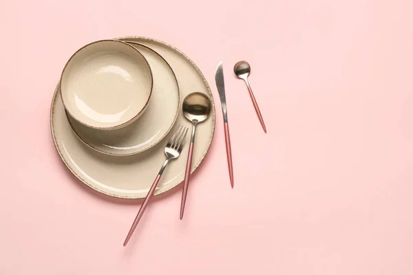 桌子摆设 有干净的盘子 碗和粉红色背景的餐具 — 图库照片