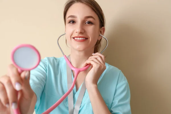 Kvinnelig Praktikant Med Stetoskop Beige Bakgrunn Nærbilde – stockfoto