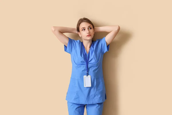 Pasante Médica Mujer Cansada Sobre Fondo Beige — Foto de Stock