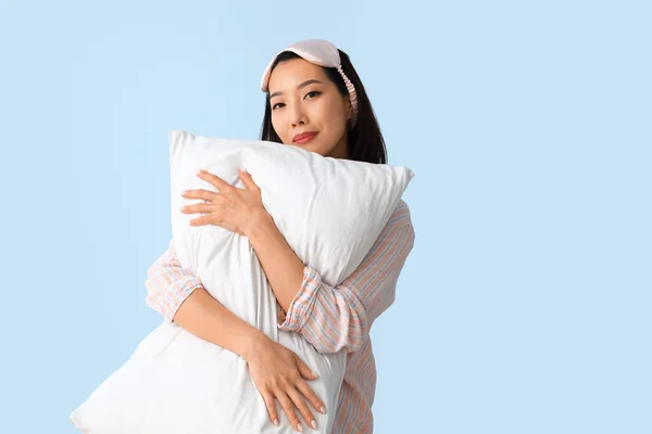 Vacker Asiatisk Kvinna Pyjamas Med Kudde Blå Bakgrund — Stockfoto