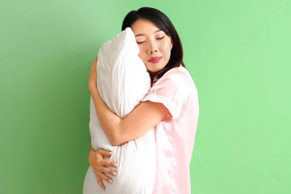 Beautiful Asian Woman Pajamas Pillow Green Background — Stock Photo, Image