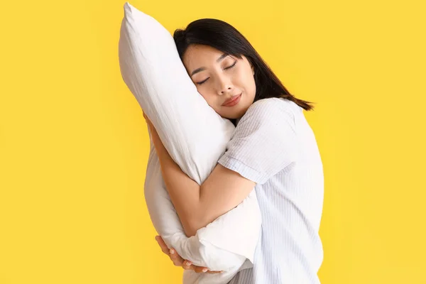 Schöne Asiatin Schlafanzug Mit Kissen Auf Gelbem Hintergrund — Stockfoto