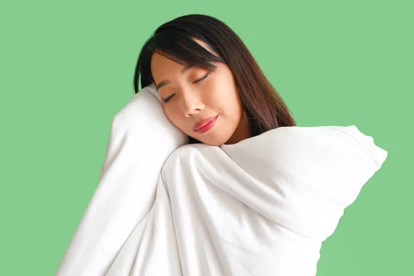 Schöne Asiatin Mit Decke Auf Grünem Hintergrund Nahaufnahme — Stockfoto