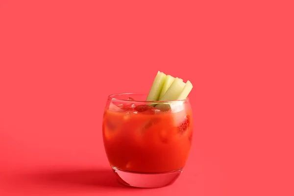 Egy Pohár Bloody Mary Zellerrel Piros Háttér — Stock Fotó