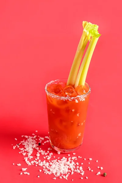 Glas Bloody Mary Met Selderij Zout Rode Achtergrond — Stockfoto