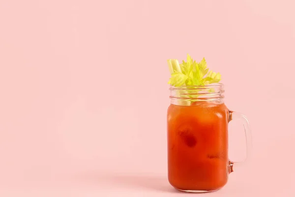 Einmachglas Blutiger Marmelade Mit Sellerie Auf Rosa Hintergrund — Stockfoto