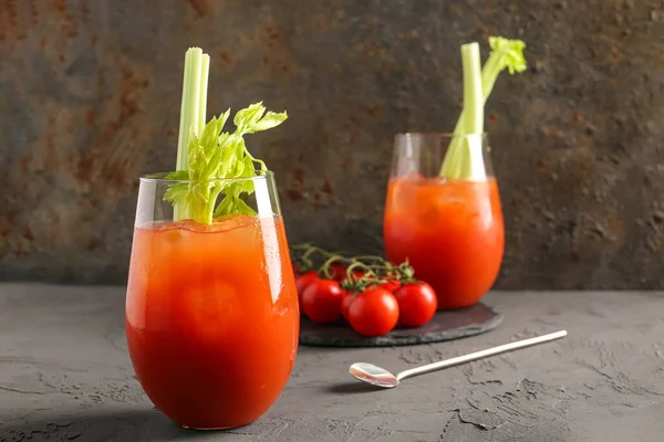 Bril Met Selderij Tomaten Een Grijze Tafel — Stockfoto