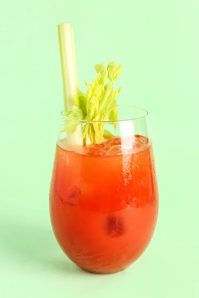 Glas Bloody Mary Met Selderij Groene Achtergrond — Stockfoto