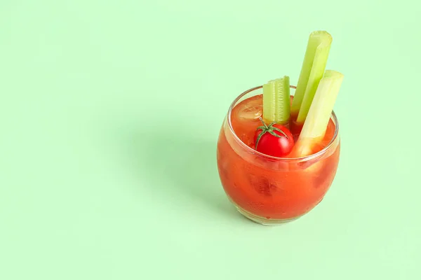 Glas Blutmaria Mit Sellerie Und Tomate Auf Grünem Hintergrund — Stockfoto
