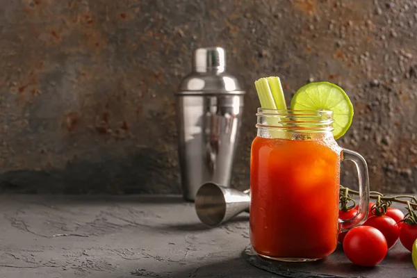 Mason kavanozu içinde kereviz ve sallanan gri masalı Bloody Mary