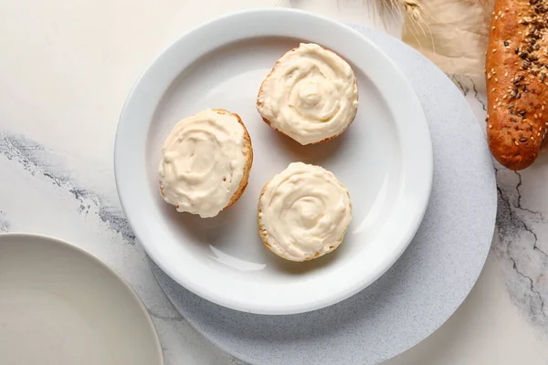 Beyaz mermer arka planda krem peynirli lezzetli kızarmış ekmek tabağı.