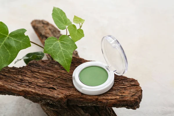 Yapraklı yeşil göz farı ve grunge beyaz arka planda ağaç kabuğu