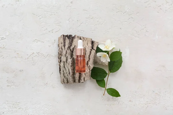 Bottle Cosmetic Oil Jasmine Flowers Tree Bark White Background — Stock Photo, Image