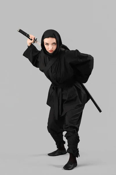 Ninja Wanita Dengan Pedang Latar Belakang Abu Abu — Stok Foto