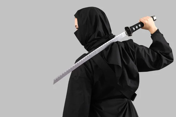 Ninja Fêmea Com Espada Fundo Cinza — Fotografia de Stock
