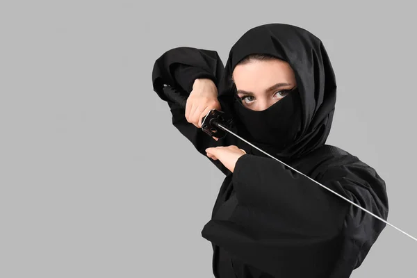 Női Ninja Karddal Szürke Háttér — Stock Fotó