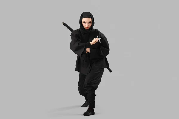 Female Ninja Shuriken Grey Background — Stock Photo, Image